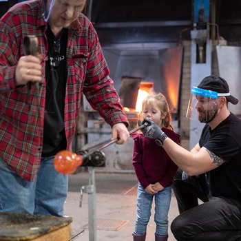 Børn blæser glas på Hadeland Glasværk