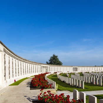 Belgien, Flandern, Tyne Cote War Cemetary - Commonwelth mindesmærket med de omliggende soldatergrave