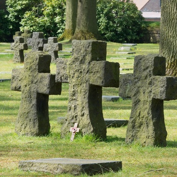 Belgien, Ypres - stemningsfulde kors på den tyske kirkegård Langemark 