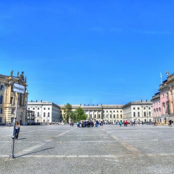 Unter den Linden og Bebelplatz i Berlin, Tyskland