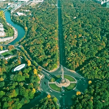 Luftfoto af Tiergarten med sejrssøjlen i midten, Berlin i Tyskland