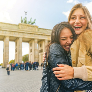 2 unge veninder foran Brandenburger Tor i Berlin - Tyskland