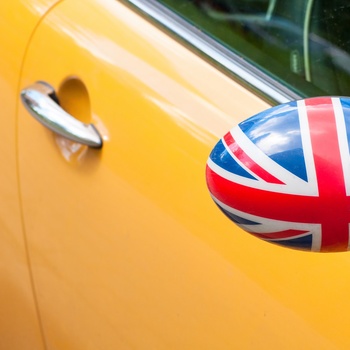Bil med britiske flag på spejlet