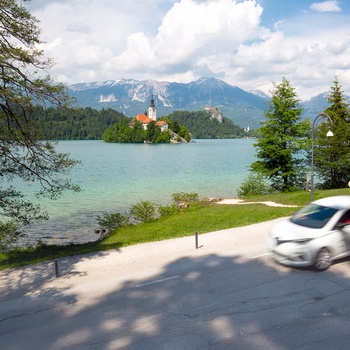 Bil ved Bled-søen i Slovenien