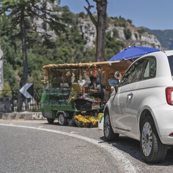 Bil i Positano på Amalfikysten - Foto: Rumman Amin-Unsplash