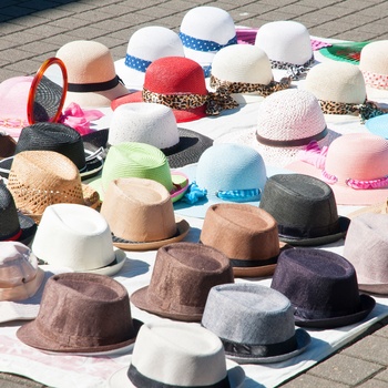 Farverige hatte på gademarked i Bilbao, Spanien