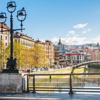Nervion floden i Bilbaos gamle bydel, Spanien