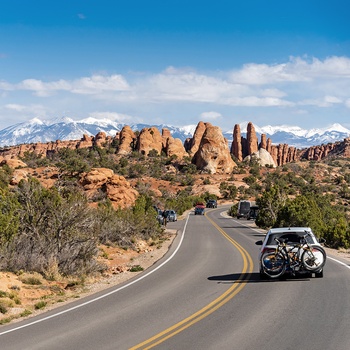 Biler kører gennem Arches National Park i Utah, USA