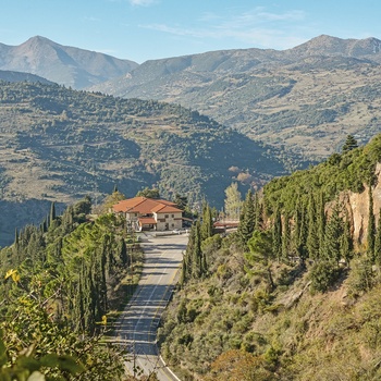 Lej en bil og kør ad bjergveje og oplev det ægte Grækenland