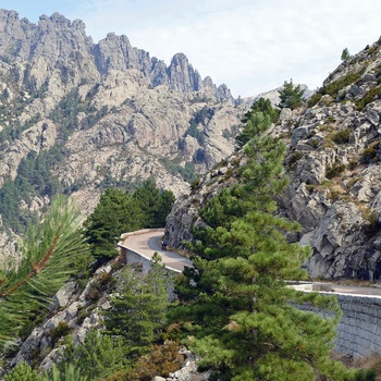 Bjergvej mod Col de Bavella-passet på Korsika - Foto: Joris Beugels, Unsplash
