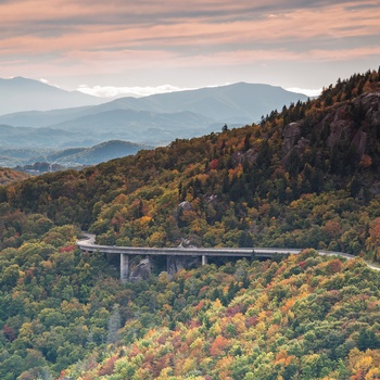 lue Ridge Parkway Road om efteråret - North Carolina