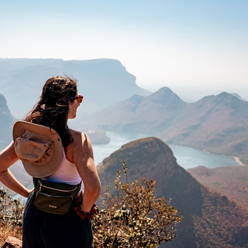 Kvindelig turist beundrer udsigten over Blyde River Canyon i Sydafrika
