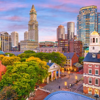 Boston skyline med Faneuil Hall og Quincy Market i skumringen