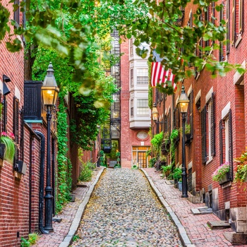 Smal gade i Beacon Hill, Boston i USA
