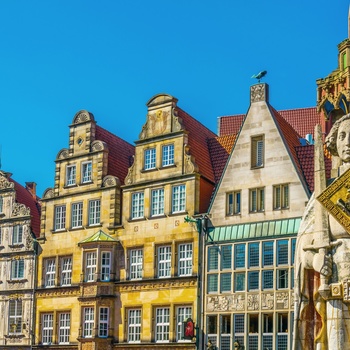 Roland-statuen på Bremens gamle markedsplads med mange smukke bygninger - Nordtyskland