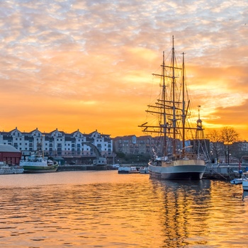 Solnedgang over Bristol havn, England