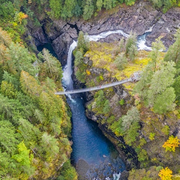 Luftfoto af hængebroen og vandfaldet i Elk Falls Provincial Park, Britiah Columbia i Canada