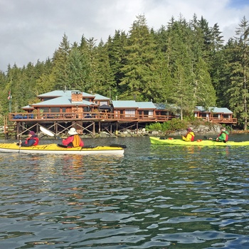 I kajak forbi Farewell Harbour Lodge i British Columbia, Canada