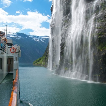 Vandfaldet Brudesløret i Geirangerfjorden Foto Øyvind Hem-VisitNorway