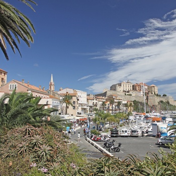 Kystbyen Calvi på Korsika