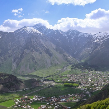 Bjergbyen Stepantsminda i Georgien - Foto: Jaewon Lee, Unsplash