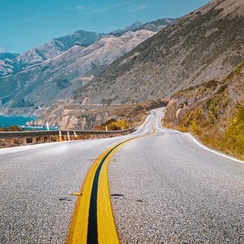 Lej en bil og kør langs Stillehavskysten ad den ikoniske Highway 1 i Californien