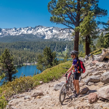 På mountainbike i naturområdet Mammoth Lakes, Californien