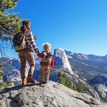 Mor og søn på vandretur i Yosemite Nationalpark, Californien