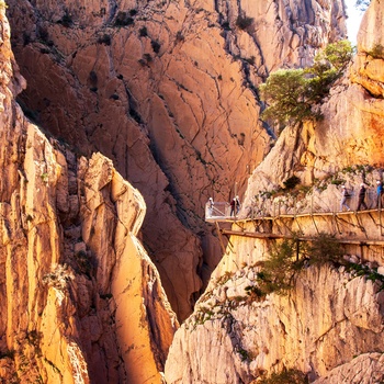 På vandretur via Caminito del Rey den gamle kongesti i El Chorro-kløften i Andalusien