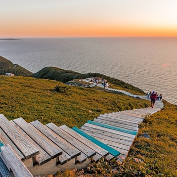 Vandring på Skyline Trail ved solnedgang i Cape Breton Highlands National Park, Nova Scotia, Canada