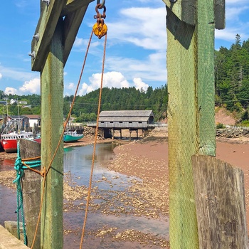 Havnen med fiskebåde på grund i kystbyen St. Martins ved Fundy Bugten i New Brunswick, Canada