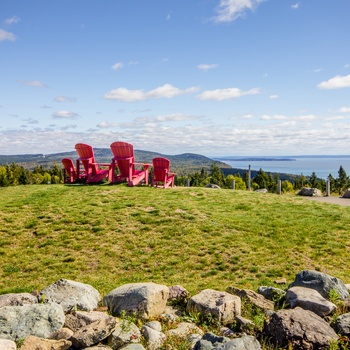 Råde stole og udsigt til Fundy National Park i New Brunswick, Canada