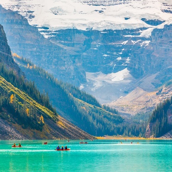 Kanoer på Lake Louise, Alberta i Canada