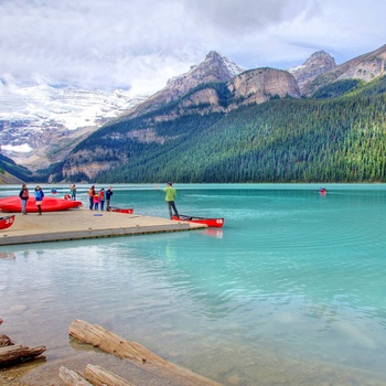 Turister ved kanoer på Lake Louise, Alberta i Canada