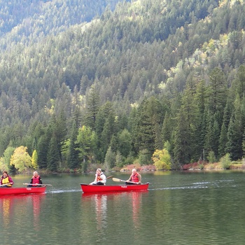 Kanotur på Lake Tyaughton nær Tyax Lodge i British Columbia, Canada