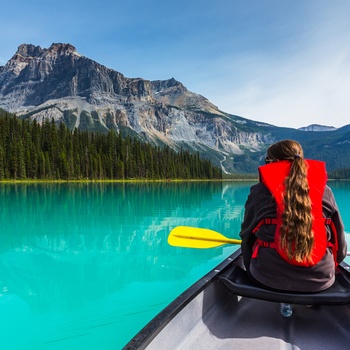 Kanotur på Emerald Lake i Yoho Nationalpark 