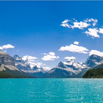 Bjergsøen Maligne Lake i Alberta, Canada