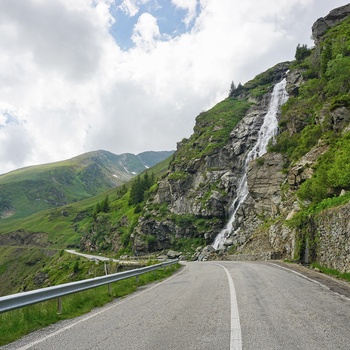 Capra-vandfaldet ved Transfagarasan-bjergvejen til Balea-søen i Transsylvanien - Rumænien