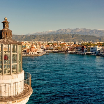 Indsejlingen til den gamle havn i kystbyen Chania på Kreta
