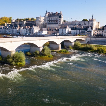 Chateau de Amboise med Loire floden i forgrunden, Frankrig