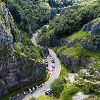Parkeringspladser langs Cheddar Gorge Road i Somerset, Sydengland