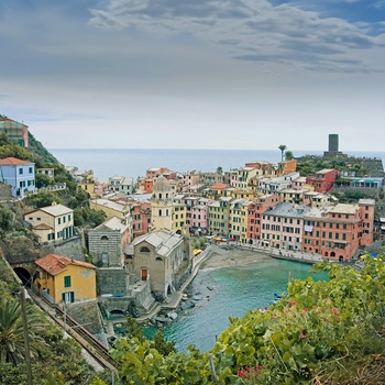 Kystbyen Vernazza langs Cinque Terre kysten i Norditalien - Foto Arthur Hinton Unsplash a.jpg
