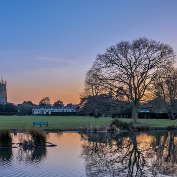 Cirencester - aften sol med The Parish Church, Sydengland