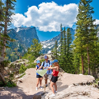 Familie på vandretur i Rocky Mountains, Colorado i USA