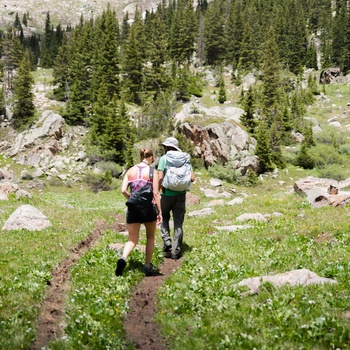 På vandring i bjergene nær bjergbyen Vail i Colorado