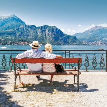 Par nyder udsigten ud over Comosøen i Nortitalien