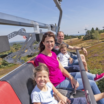 Familie i stolelift nær Willingen i Sauerland, Midttyskland - Copyright Tourist-Information Willingen, Fotograf Wolfgang Detemple