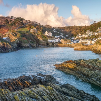 Klippekysten ved kystbyen Polperro, Cornwall i Sydengland