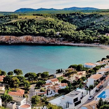 Panoramaudsigt ud over L’Escala, Costa Brava i Spanien