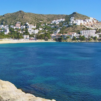 Panoramaudsigt til Kystbyen Roses, Costa Brava i Spanien